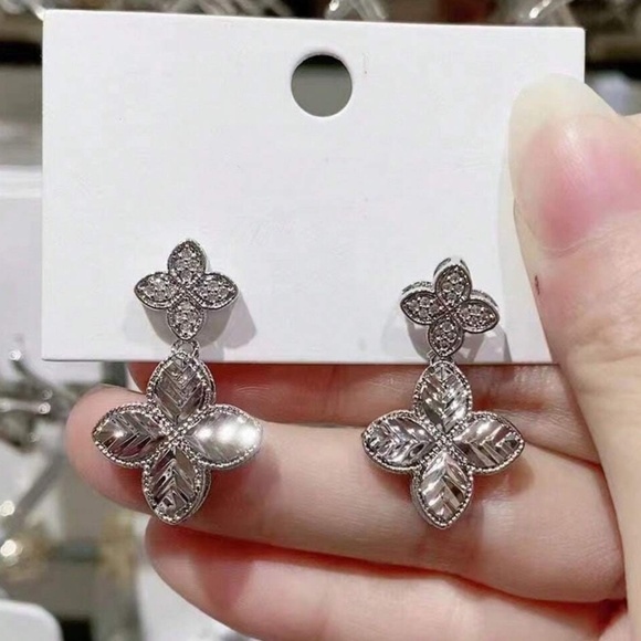 Luxe Rhinestone Clover Drop Earrings - Picture 4 of 6